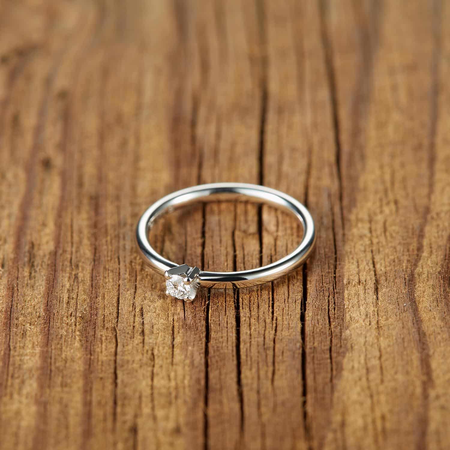 Verlobungsring Brune Schmuckmanufaktur mit Diamant, schlichtes und elegantes Design.