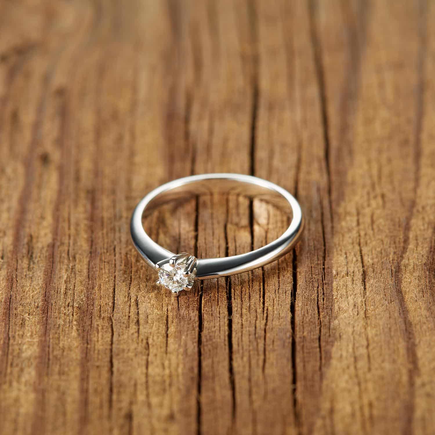 Verlobungsring Brune Schmuckmanufaktur mit Diamant, klassisches Design.