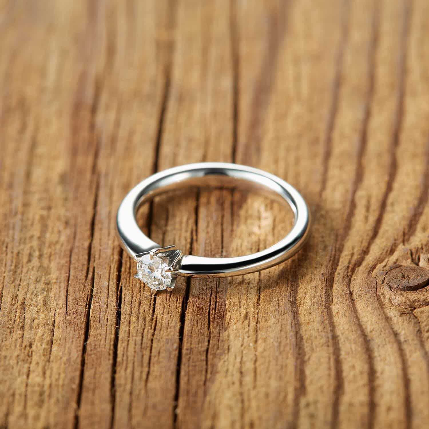 Verlobungsring von Brune Schmuckmanufaktur mit Diamant, elegantes Design.