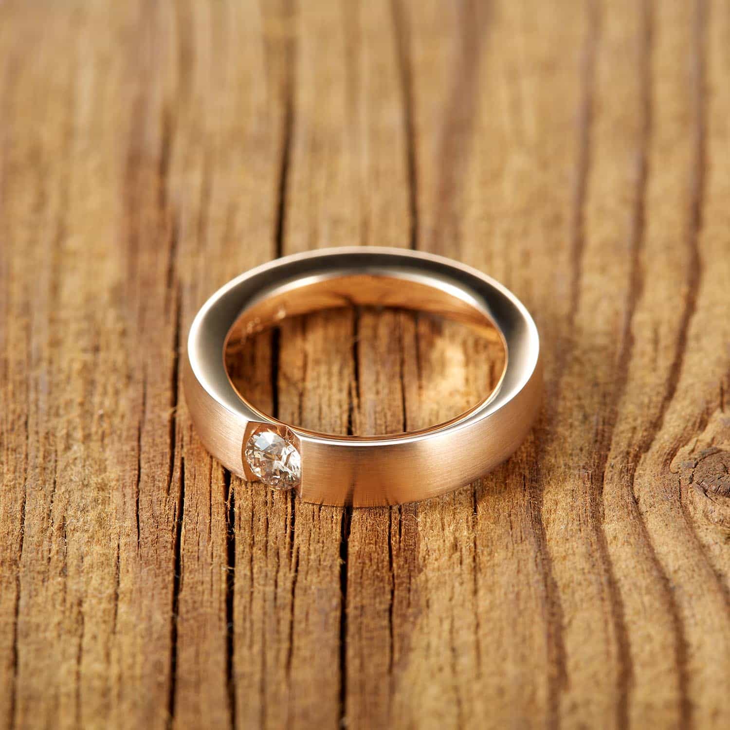 Roségoldring mit Diamant von Brune Schmuckmanufaktur, schlicht und elegant.