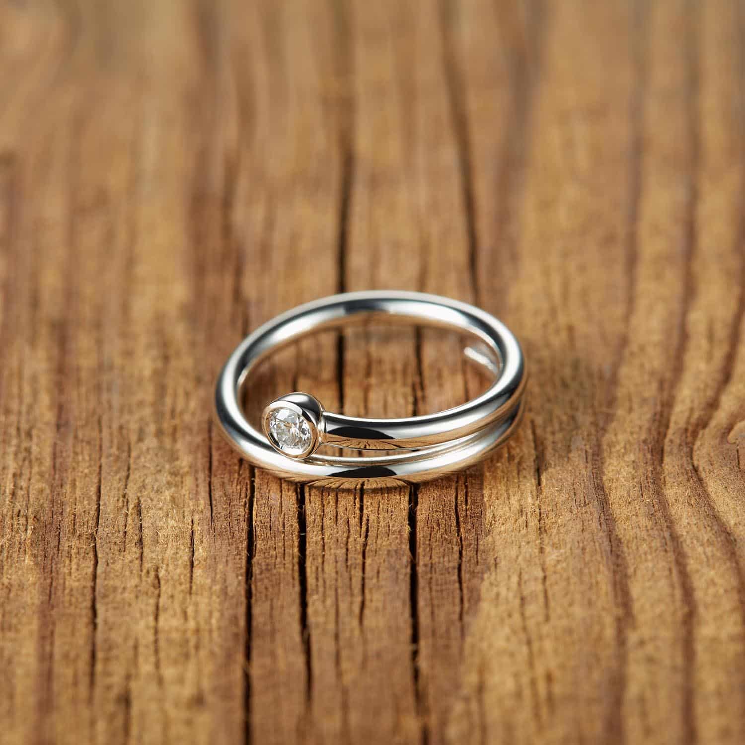 Weißgoldring mit Diamanten von Brune Schmuckmanufaktur, elegante und moderne Schmuckkreation.
