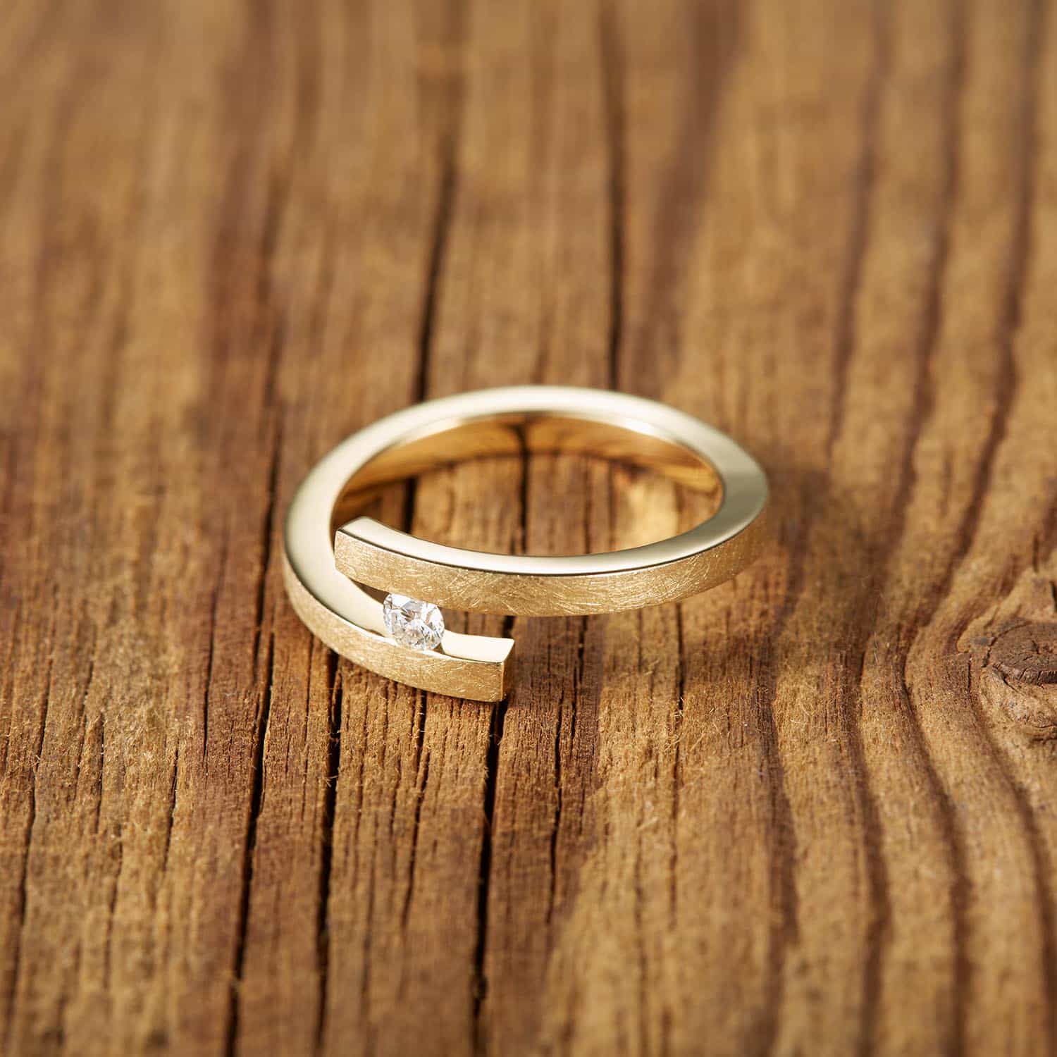 Goldener Ring mit Diamanten von Brune Schmuckmanufaktur, elegant und modern.