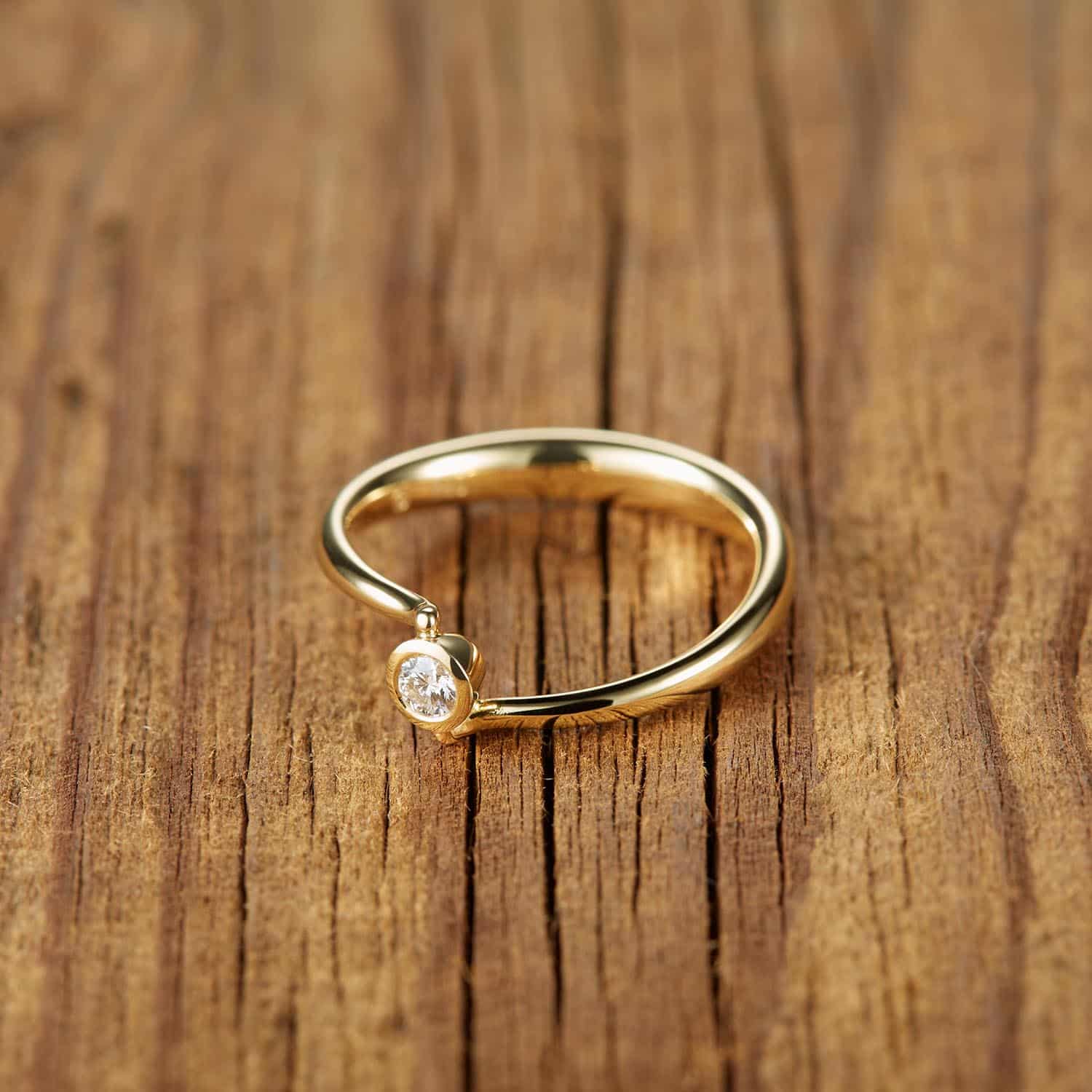 Goldener Ring mit Diamantenakzent von Brune Schmuckmanufaktur.