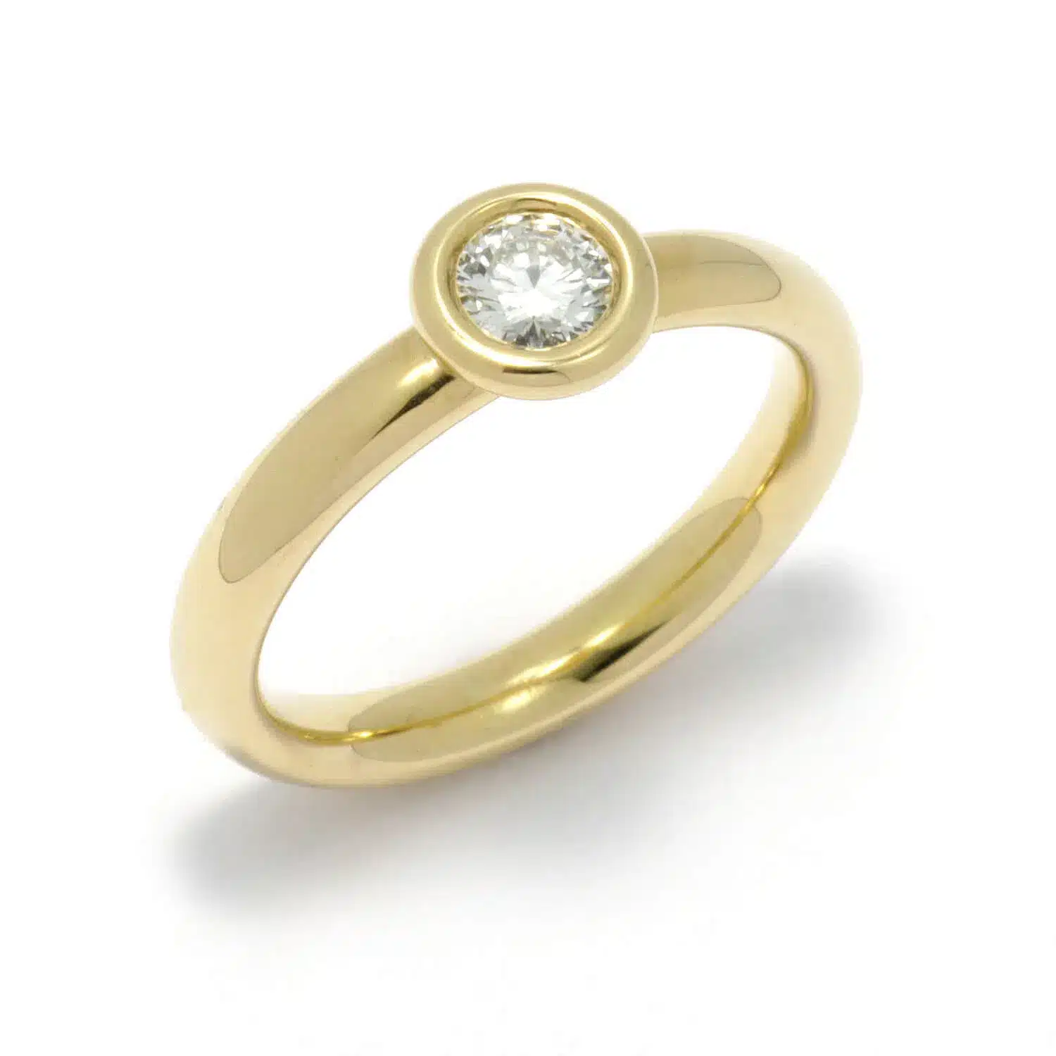 Zeitloser Verlobungsring aus 750er Gelbgold mit 0,25 ct Diamant in Zargenfassung – handgefertigt von der Brune Schmuckmanufaktur in Hattingen.