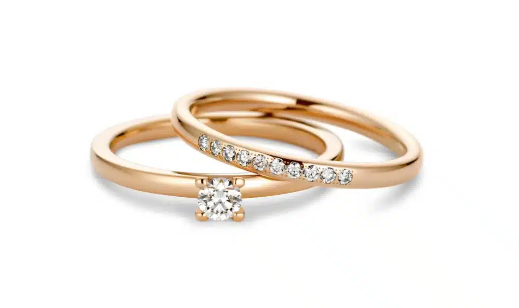 Verlobungsring aus Rotgold mit Diamant und Satelliten-Diamanten
