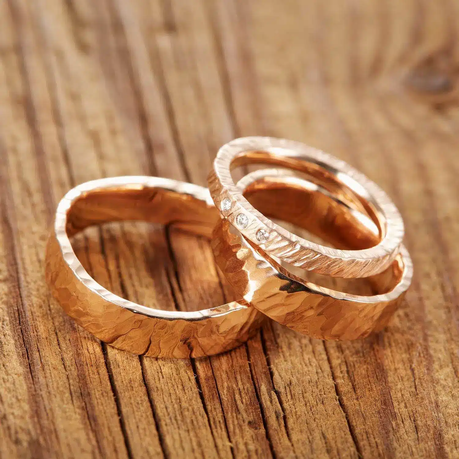 Trauringe aus Roségold mit Hammerschlag-Oberfläche und Diamanten – Brune Schmuckmanufaktur.