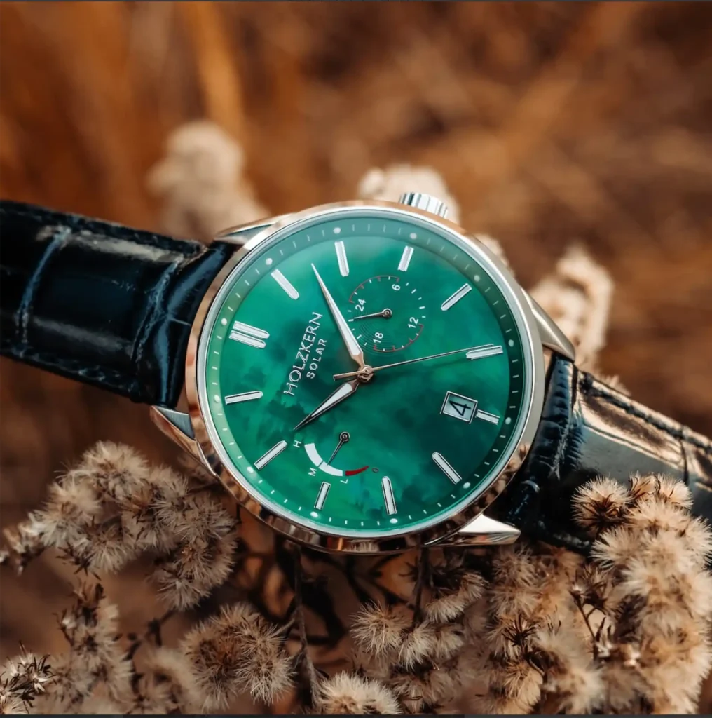 Grüne Holzkern-Uhr mit Lederarmband auf Trockenblumen