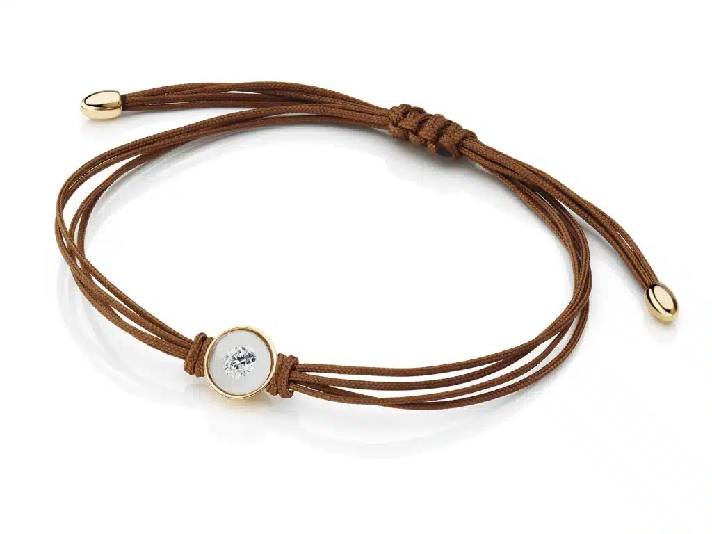 Feines Makramee-Armband mit Brillant und goldener Fassung – Schmuckstück der Brune Schmuckmanufaktur.