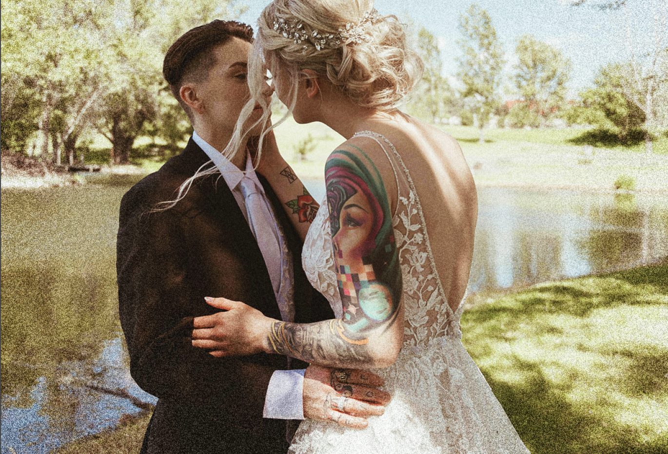 LGBTQ Hochzeitspaar mit Regenbogen-Details und individuellen Eheringen aus Gold
