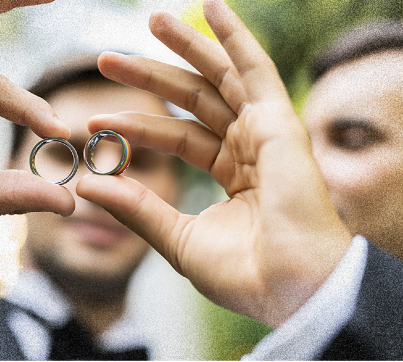 zwei Männer tauschen individuelle Eheringe bei ihrer LGBTQ Hochzeit – Schmuck aus Hattingen